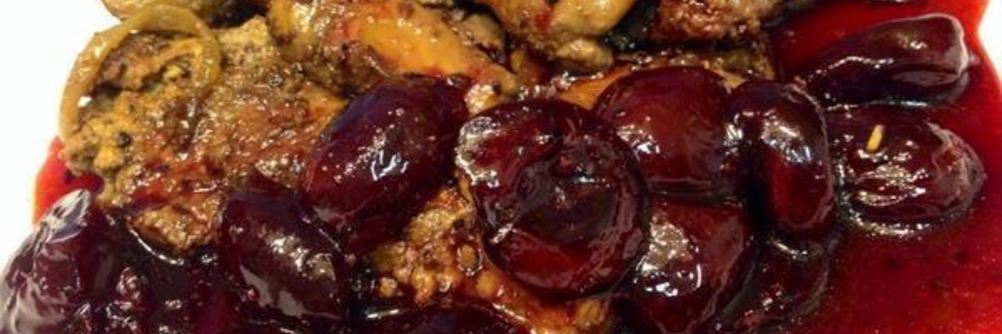 Печень под соусом из маринованной черешни
