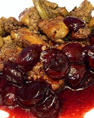 Печень под соусом из маринованной черешни