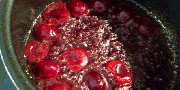 печень под соусом из маринованной черешни