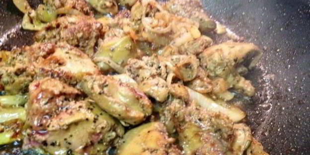 печень под соусом из маринованной черешни