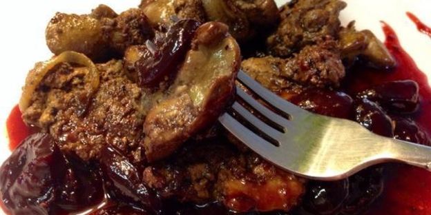 печень под соусом из маринованной черешни