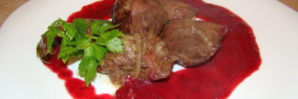 Печень птицы в ягодном соусе