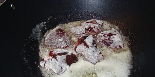 печень птицы в ягодном соусе