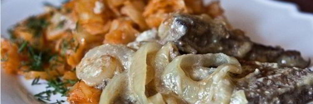 Печень с луком и сметаной