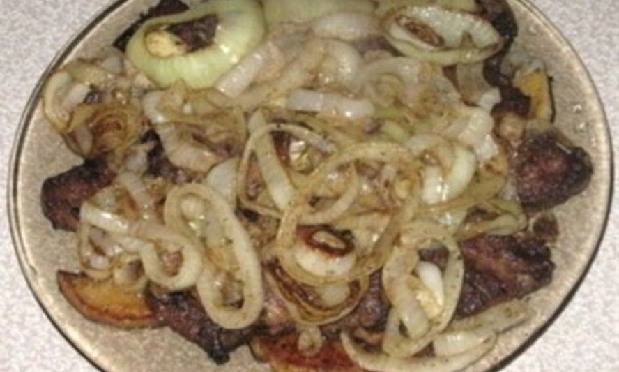 Рецепт печени с луком и яблоками по-берлински