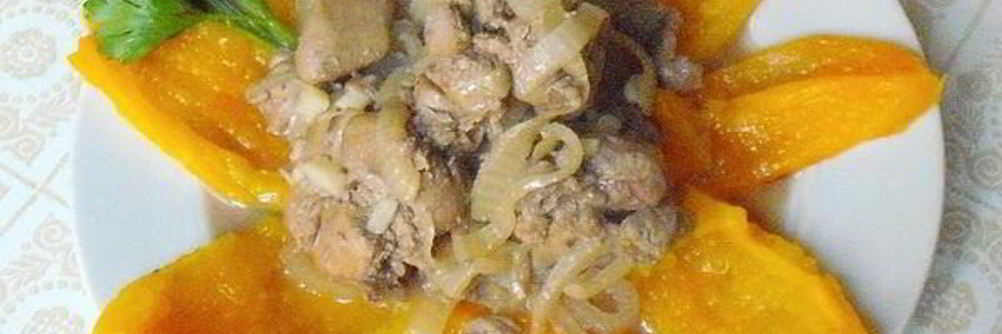 Печень, тушеная в белом вине с печеным перцем