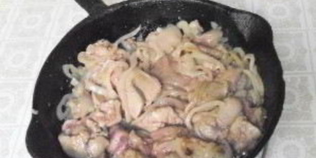 печень, тушеная в белом вине с печеным перцем