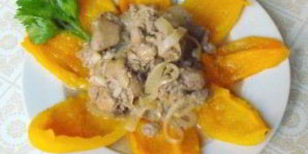 печень, тушеная в белом вине с печеным перцем