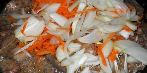 печень тушеная в томатном соку