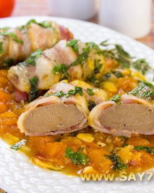 Печень в беконе в томатном соусе