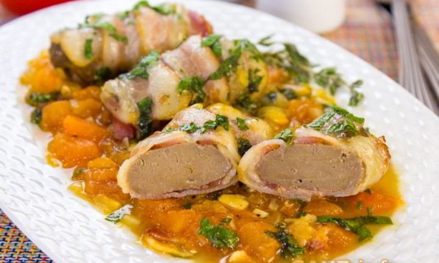 Рецепт печени в беконе в томатном соусе