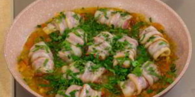 печень в беконе в томатном соусе