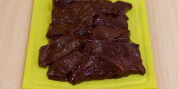 печень в беконе в томатном соусе