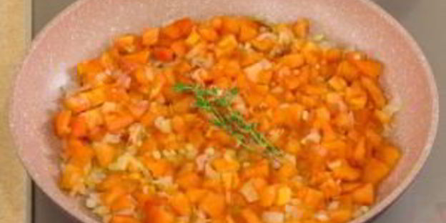 печень в беконе в томатном соусе