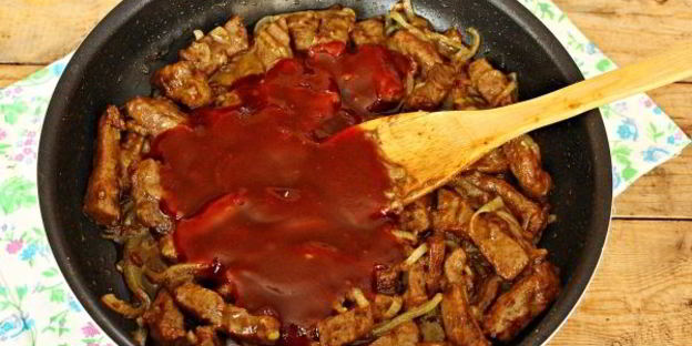 свиная печень, тушенная в томатно-соевом соусе