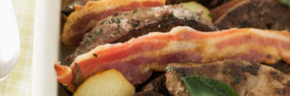Телячья печень с беконом и картофелем