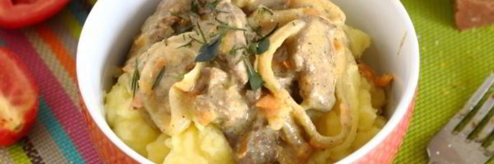 Тушеная печень со сметаной, морковью и луком