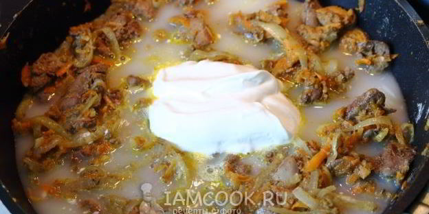 тушеная печень со сметаной, морковью и луком