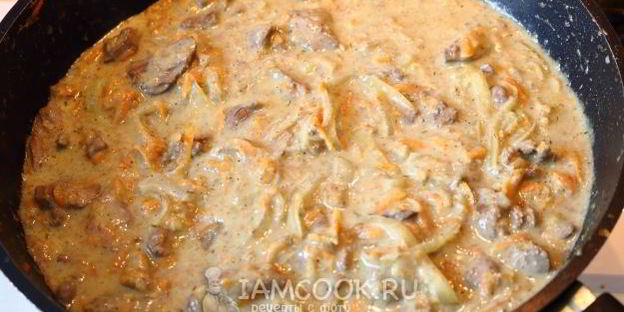 тушеная печень со сметаной, морковью и луком