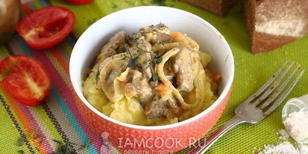 тушеная печень со сметаной, морковью и луком