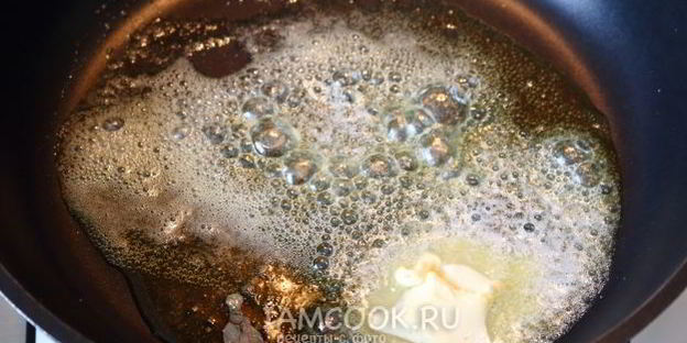 тушеная печень со сметаной, морковью и луком