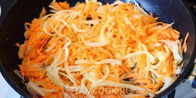 тушеная печень со сметаной, морковью и луком