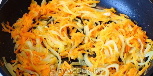 тушеная печень со сметаной, морковью и луком