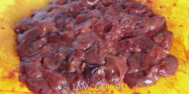 тушеная печень со сметаной, морковью и луком