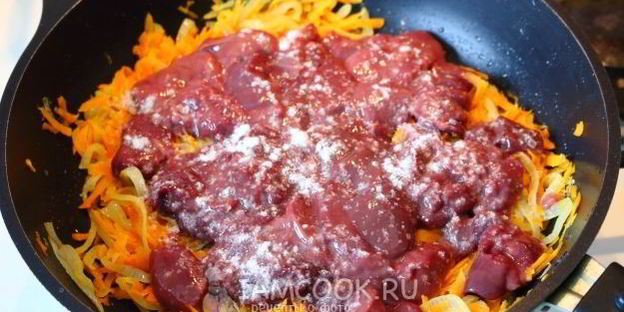 тушеная печень со сметаной, морковью и луком