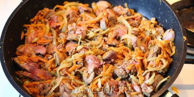 тушеная печень со сметаной, морковью и луком