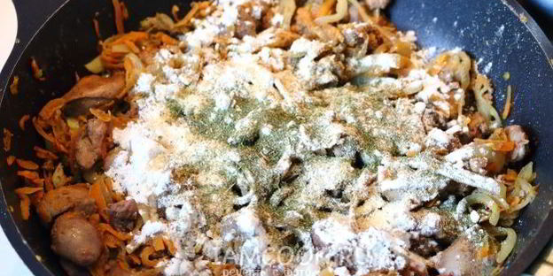 тушеная печень со сметаной, морковью и луком