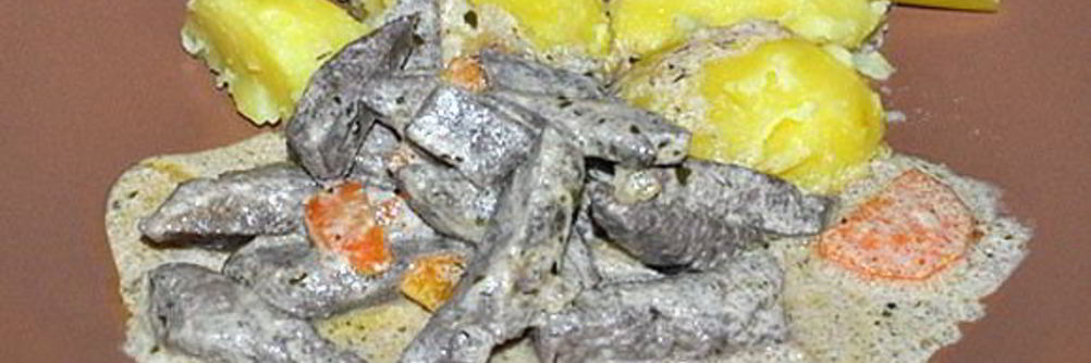 Тушеная свиная печень в сметане