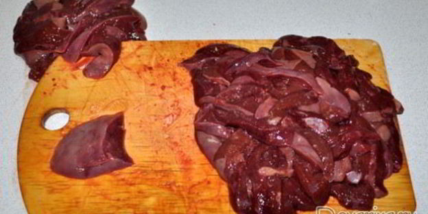 тушеная свиная печень в сметане