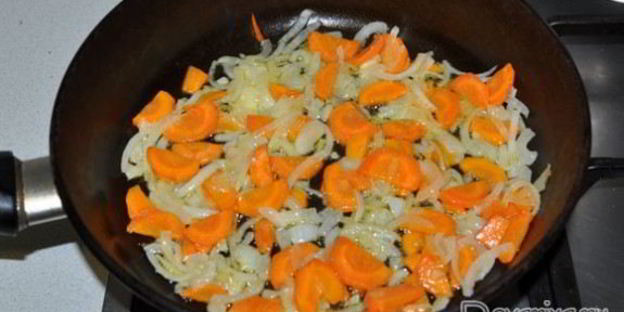 тушеная свиная печень в сметане