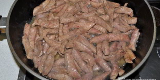 тушеная свиная печень в сметане