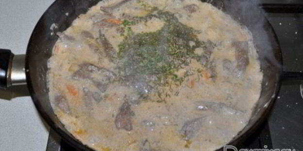 тушеная свиная печень в сметане