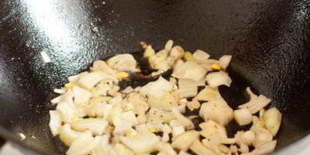 утиная печень с томатами и бальзамическим уксусом