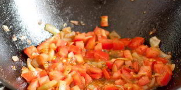 утиная печень с томатами и бальзамическим уксусом