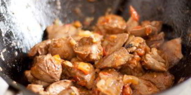 утиная печень с томатами и бальзамическим уксусом