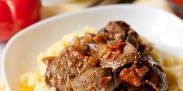 утиная печень с томатами и бальзамическим уксусом