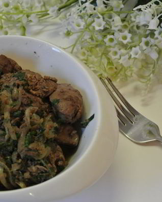 Жареная куриная печень с кинзой