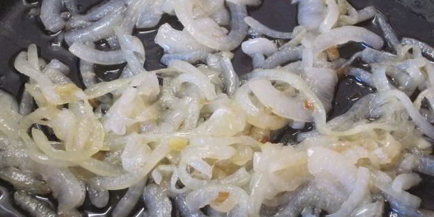 жареная куриная печень с кинзой