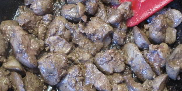 жареная куриная печень с кинзой