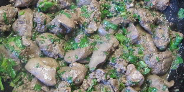 жареная куриная печень с кинзой