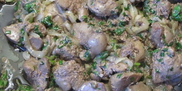жареная куриная печень с кинзой