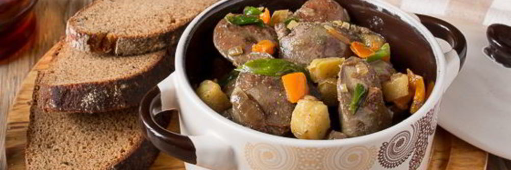 Жареная куриная печень с яблоками и сладким перцем