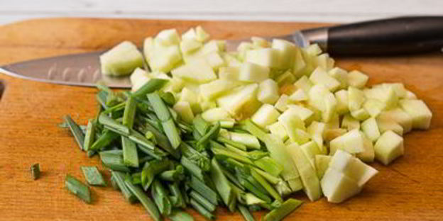 жареная куриная печень с яблоками и сладким перцем