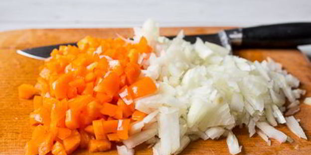 жареная куриная печень с яблоками и сладким перцем