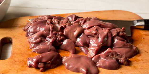 жареная куриная печень с яблоками и сладким перцем