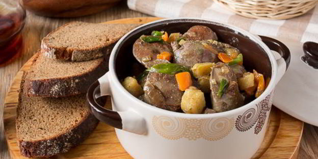 жареная куриная печень с яблоками и сладким перцем